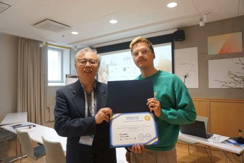 Lucas Lange (right) receiving the Best Presentation Award